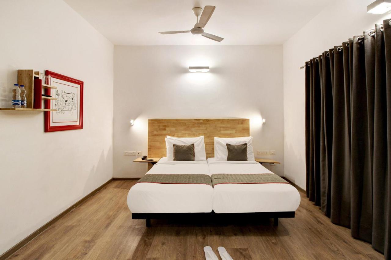 Oyo Townhouse 9 Hitech City Hyderabad Exteriör bild