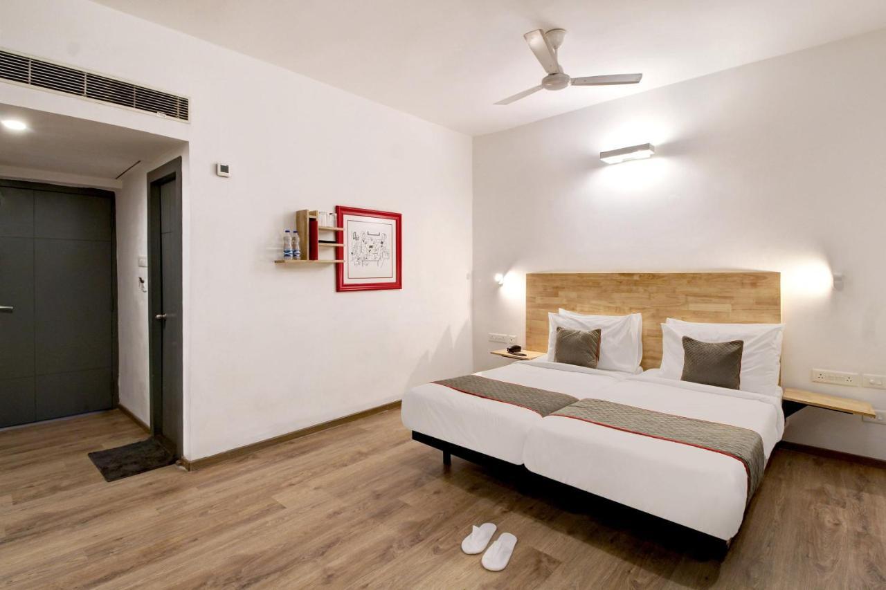 Oyo Townhouse 9 Hitech City Hyderabad Exteriör bild