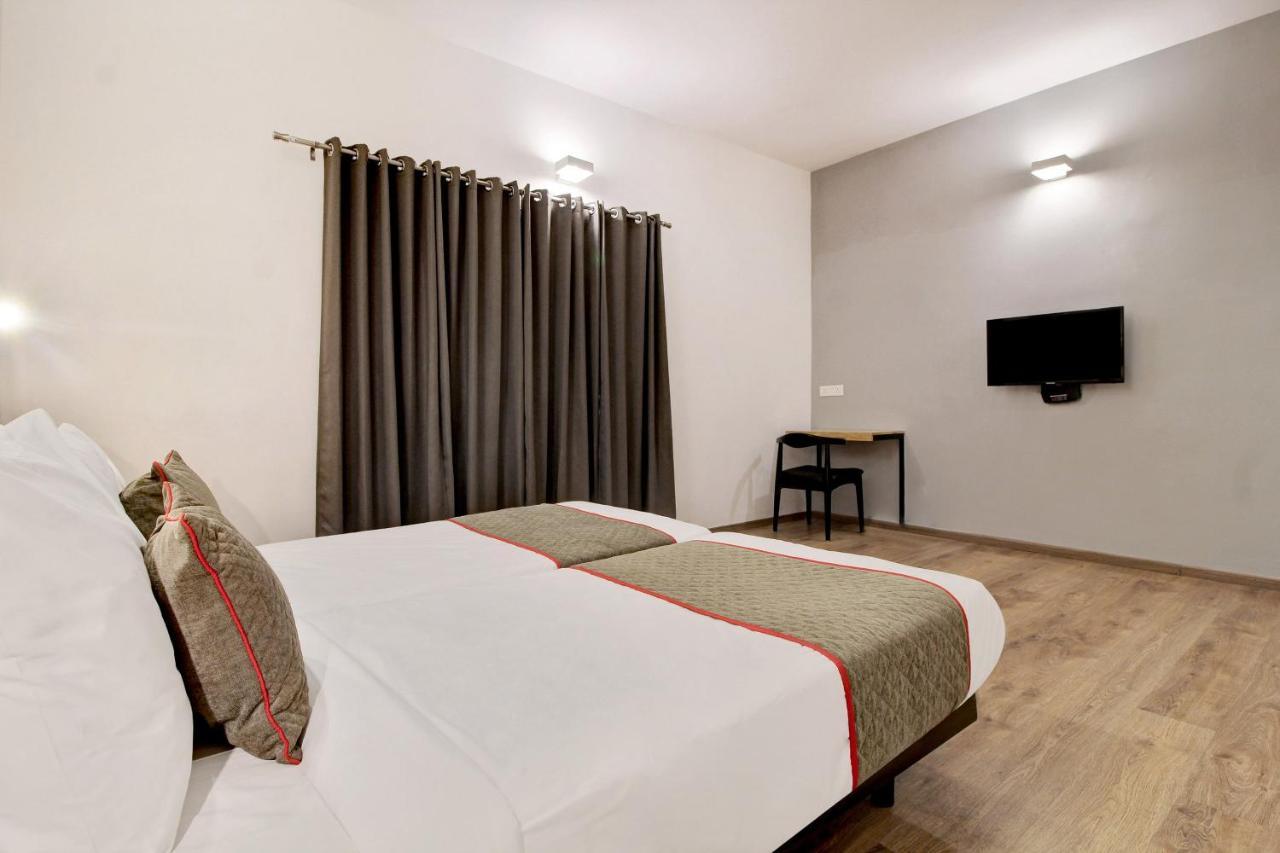 Oyo Townhouse 9 Hitech City Hyderabad Exteriör bild