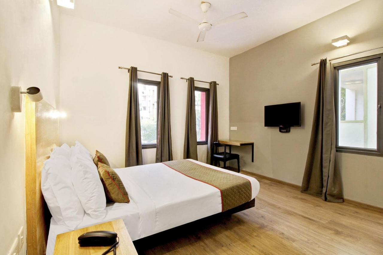 Oyo Townhouse 9 Hitech City Hyderabad Exteriör bild
