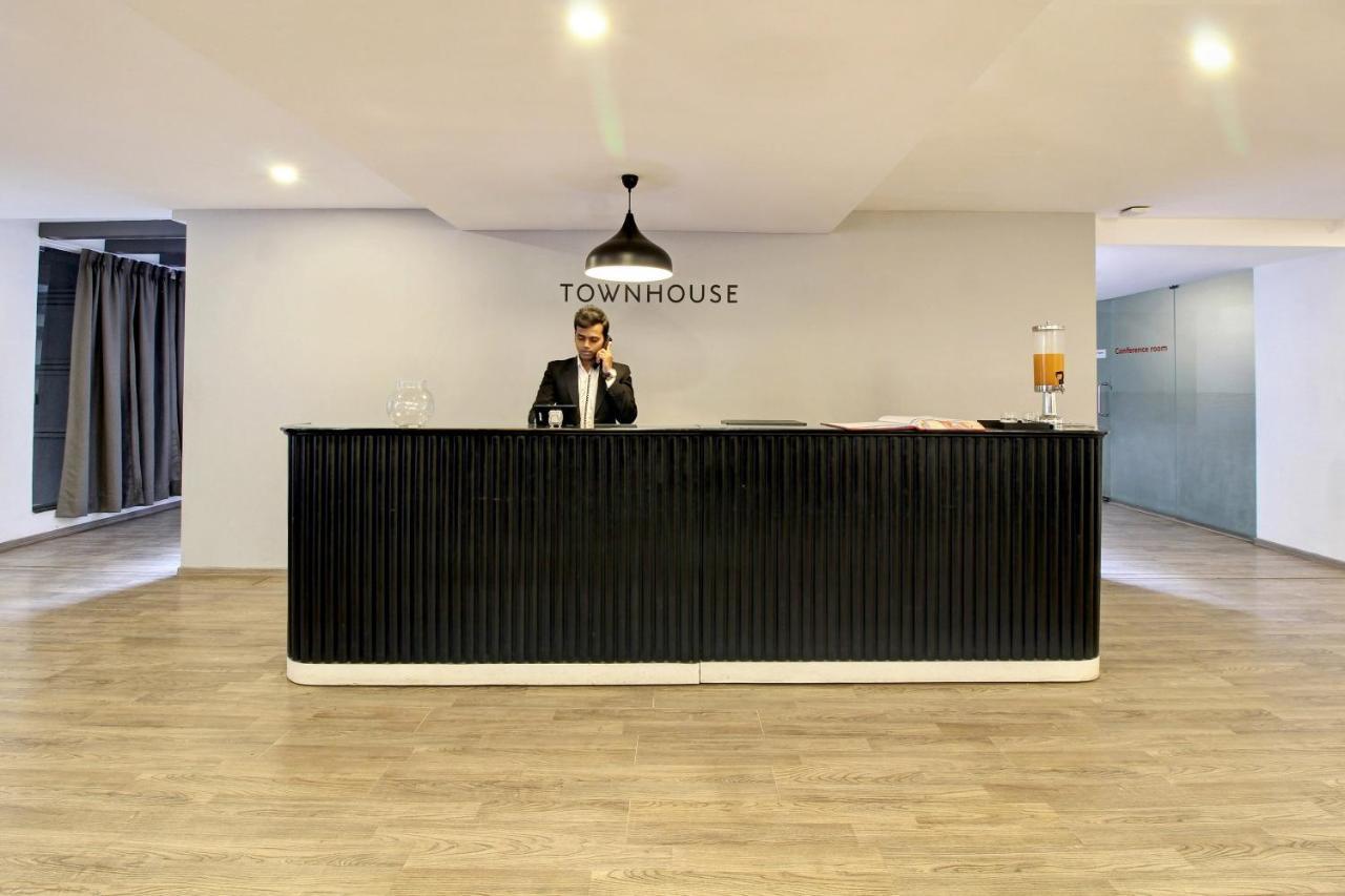 Oyo Townhouse 9 Hitech City Hyderabad Exteriör bild